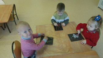 Малыши рисуют салют Победы.