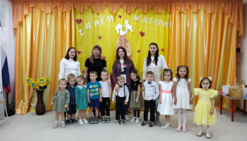 Дети поздравляют мам. Дети поздравляют мам.